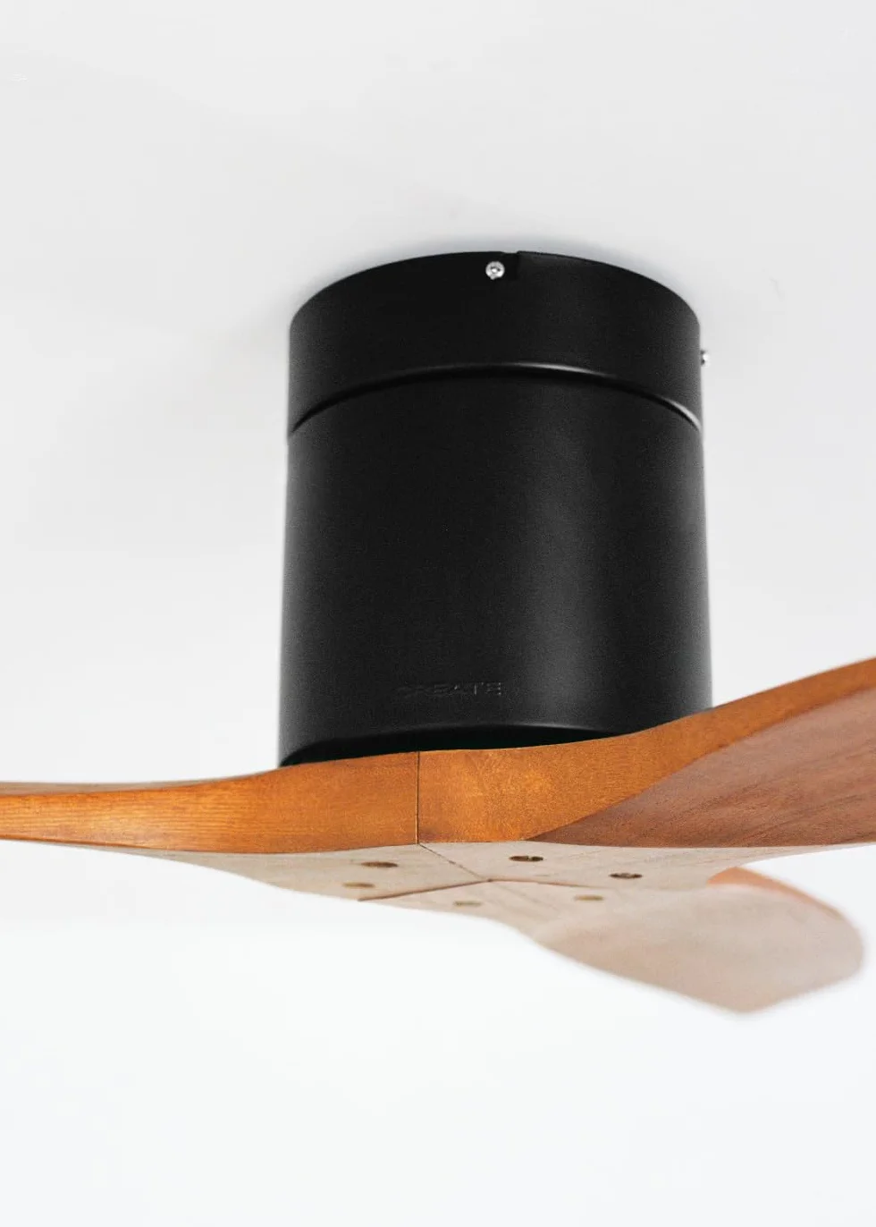 CREATE / WINDCALM M/Deckenventilator ABS Schwarz Dunkelholzflügel-Optik mit Fernbedienung und Wandschalter / 40W, Leise, Ø132cm, Timer von 1 bis 4 Std., DC-Motor, Sommer-Winterbetrieb